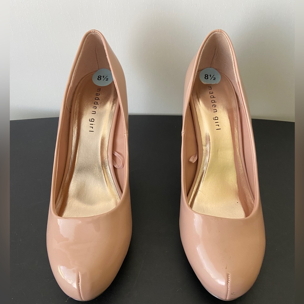 Madden Girl Pump, Size 8.5M, Tan Nude, Shiny Patent, Round Toe